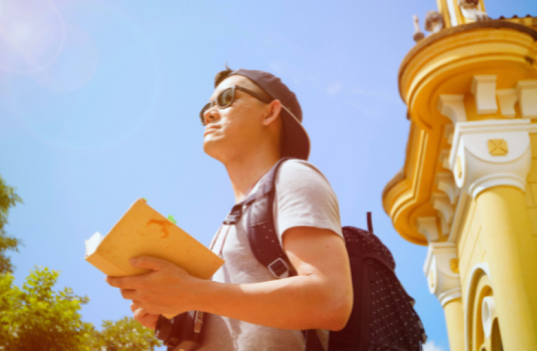 student zoekende in een Spaanse stad