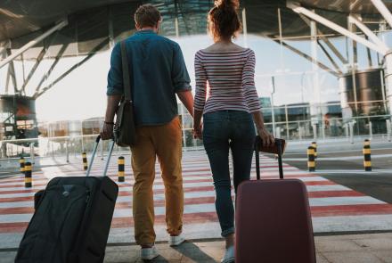 man en vrouw met bagage buiten aan de luchthaven